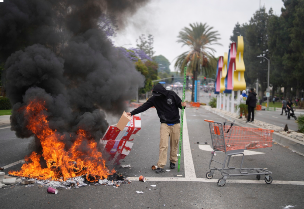 TENSIUNI ÎN LOS ANGELES. CASA ALBĂ ANUNȚĂ DESFĂȘURAREA GĂRZII NAȚIONALE ÎN CONTEXTUL PROTESTELOR ANTI-ICE 