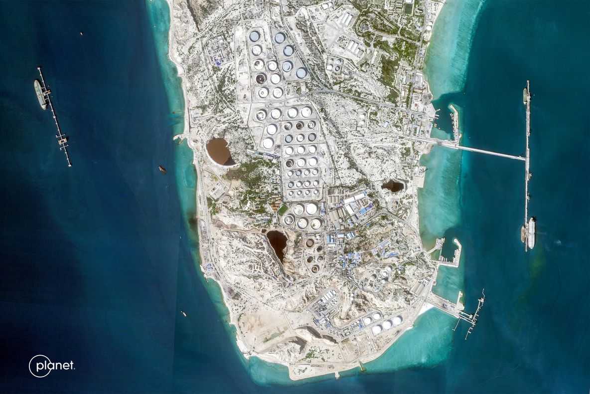 Loviturile americane în zona celor mai mari instalații petroliere iraniene provoacă temeri privind piața mondiala a carburanților - ANALIZĂ