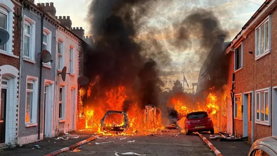 Coșmar în Belfast. Proteste violente împotriva migranților. Case incendiate, magazine devastate. O familie de români, salvată de poliție