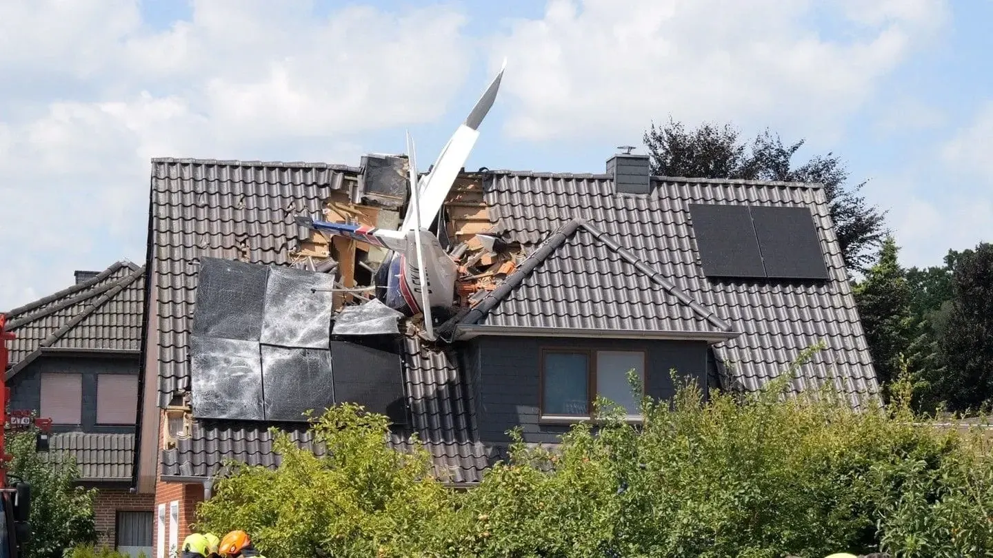 Un avion de mici dimensiuni s-a prăbușit sâmbătă peste o locuință din landul german Saxonia Inferioară. O persoană a murit, iar salvatorii continuă căutările pentru un posibil al doilea ocupant al aeronavei.