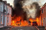 Coșmar în Belfast. Proteste violente împotriva migranților. Case incendiate, magazine devastate. O familie de români, salvată de poliție