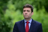Premierul britanic Andy Burnham merge în Ucraina. Londra sprijină producția de rachete cu rază lungă