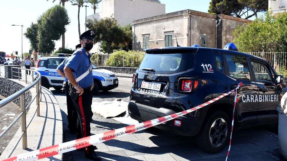 Bărbatul a fost imobilizat de polițiștii ajunși la fața locului