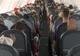 Scandal într-un avion după ce o familie ar fi încercat să urce cu o femeie decedată, pretinzând că aceasta doar doarme