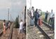 Un tren a rămas blocat pe câmp, după ce s-a stricat locomotiva. Pasagerii au ieșit la ocazie